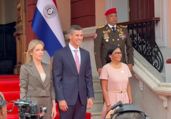 Delcy Rodríguez recibe al presidente de Paraguay en Miraflores