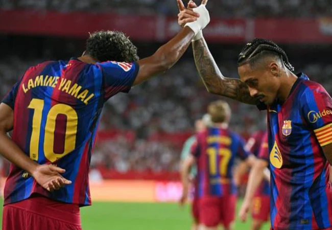 Raphinha brilla con un triplete y Barcelona vence con autoridad al Sevilla