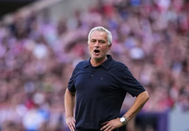 Mourinho explota contra el arbitraje tras la derrota en el Derbi: "Un pobre árbitro que solo ha hecho partidos pequeñitos"