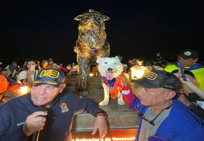 Alcalde de Maracaibo Giancarlo Di Martino develó estatua en honor al rescatista canino Tsunami en la Vereda del Lago