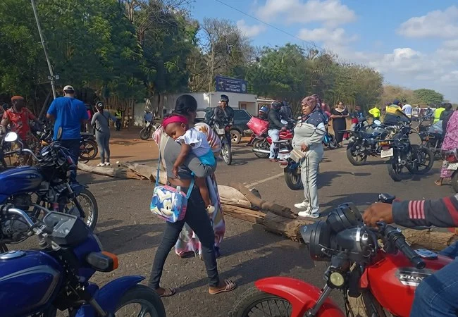 Protestan contra el cierre del paso fronterizo en "Tierra de Nadie" – Paraguachón