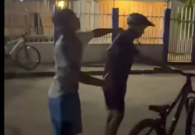 Riña entre menores termina en agresión de un adulto en el sector La Chamarreta