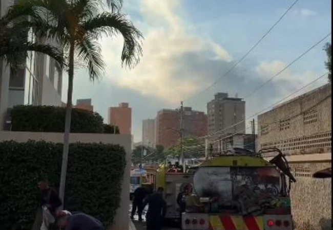 Bomberos de Maracaibo controlaron incendio en el quinto piso de un edificio en el sector La Lago