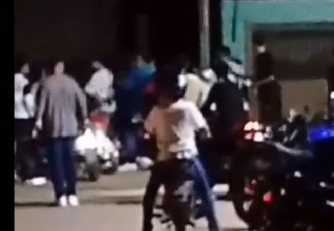 Riña colectiva altera la tranquilidad en las afueras de un local en San Jacinto