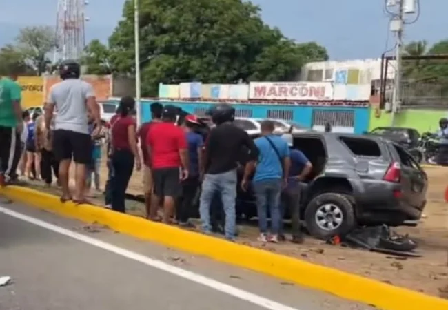 Reportan vuelco de una camioneta cerca de la Urb. La Faría