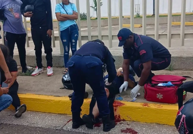 Dos lesionados por volcamiento de motocicleta frente al Hotel Maruma