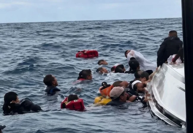 Lancha con turistas se vuelca en aguas de Santa Marta durante recorrido a El Rodadero