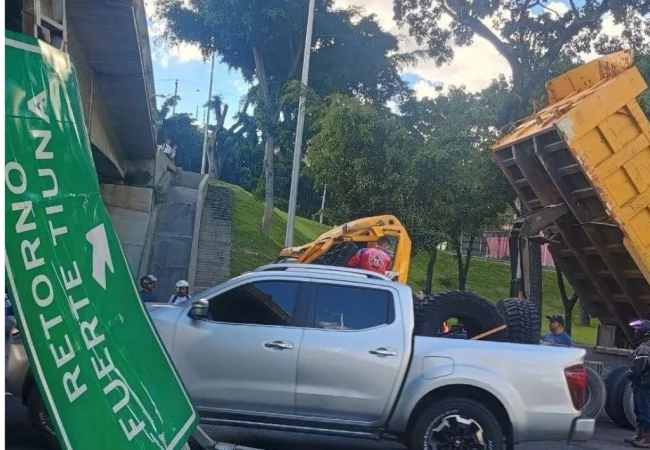 Camión vuelca y choca contra un puente en la autopista Valle-Coche: El conductor quedó atrapado en la cabina