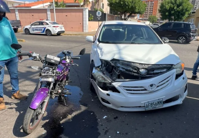 Motorizado resulta herido al colisionar contra un vehículo en el sector La California