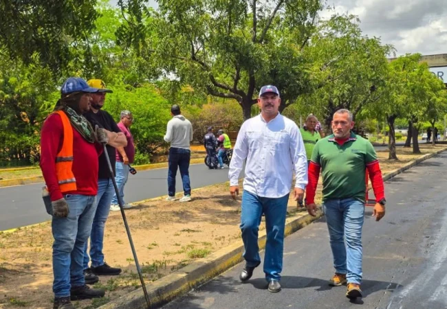 Gobernador Luis Caldera inspecciona inicio del asfaltado en la vía Maracaibo-San Francisco