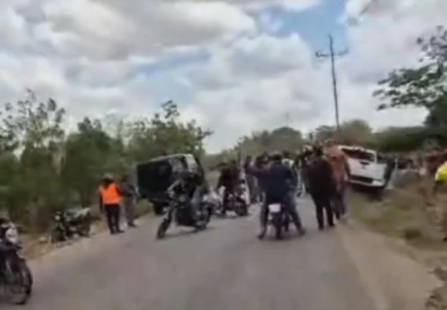 Comunidad retiene a presuntos funcionarios policiales e incendia vehículo tras altercado en el municipio Mara