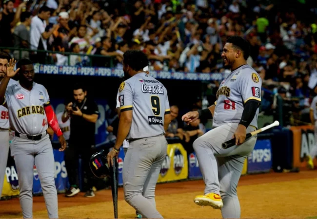 Leones del Caracas despliega su poder en extra innings y barre a Navegantes del Magallanes