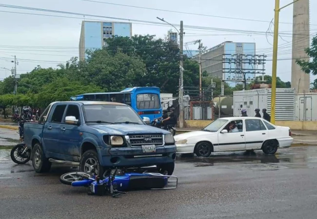 Un herido dejó choque entre camioneta y moto la mañana de este lluvioso 21-Sep en la Av. Guajira de Maracaibo