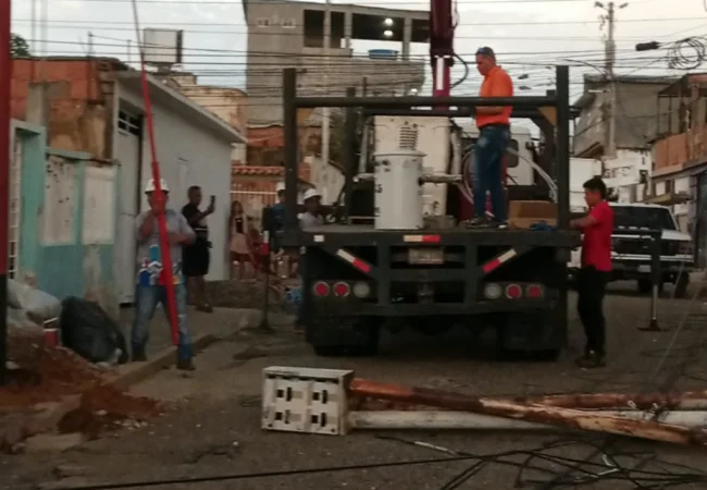 En coordinación con los cuatro niveles de Gobierno: Alcaldía de Maracaibo atendió de manera inmediata contingencias de postes caídos por lluvias