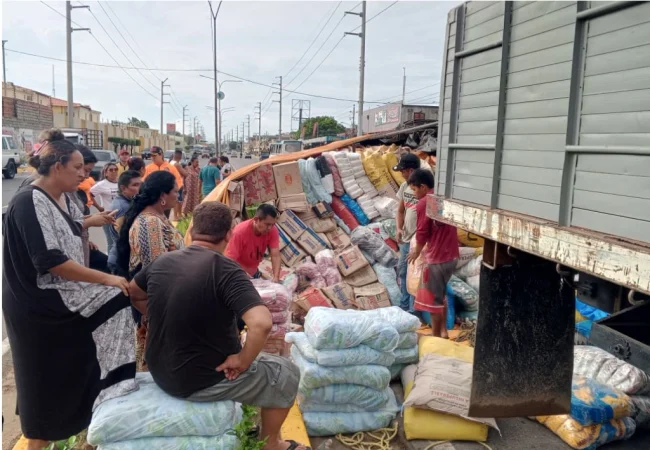 Se volcó un camión cargado de mercancía en la avenida Guajira: No hubo heridos