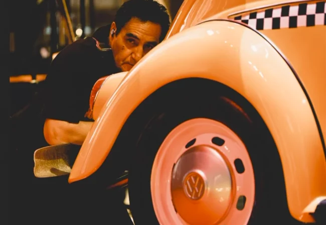 Ricardo Arjona sorprendió a su histórico taxista y escenógrafo con un regalo inolvidable: ¡Un carro nuevo!