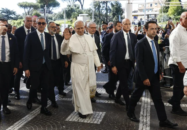 El papa León ingresó por sus propios pies al hospital Gemelli para someterse a cirugía