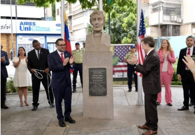 Embajada de EEUU reinaugura la histórica Plaza Lincoln en Caracas