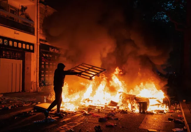 Decretan toque de queda y prohiben manifestaciones esta noche en varias zonas de París