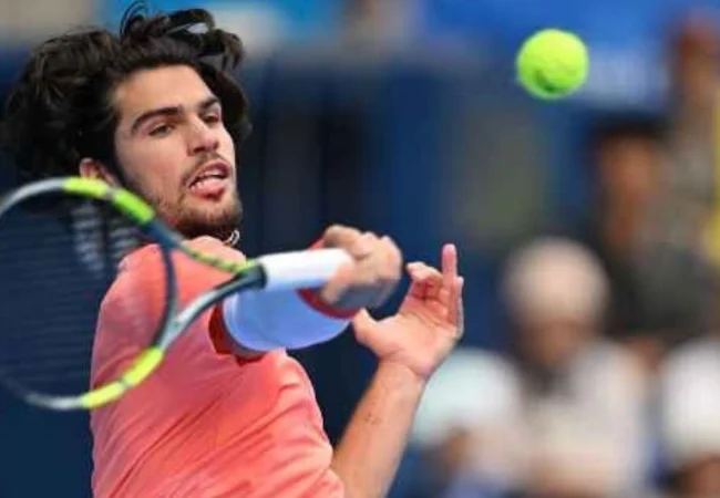 Alcaraz avanza a semifinales en Tokio tras el retiro de Shapovalov y va por un hito histórico