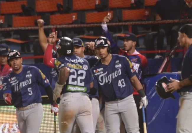 David Rodríguez lidera con dos estacazos el sólido triunfo de Tigres ante Caribes