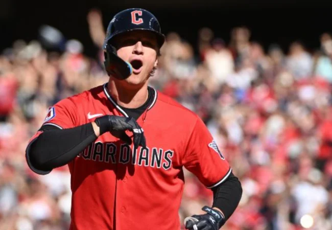 Guardianes de Cleveland se ponen a un paso de la Serie Mundial al dominar a los Rays de Tampa Bay