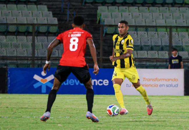 Deportivo Táchira asalta la capital y silencia al Caracas FC en el último suspiro