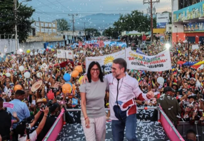 Ministerio de Comunicación comparte video de Delcy Rodríguez bailando con Rafael Lacava