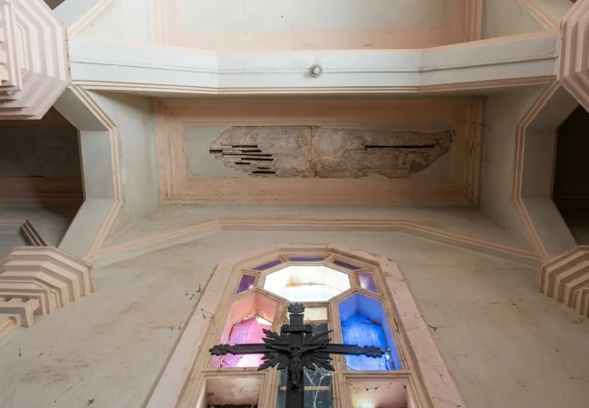 En el día de su onomástico: Se está cayendo a pedazos el techo de la capilla Santa Teresita del Niño Jesús en Veritas y su feligresía oye misa en la calle