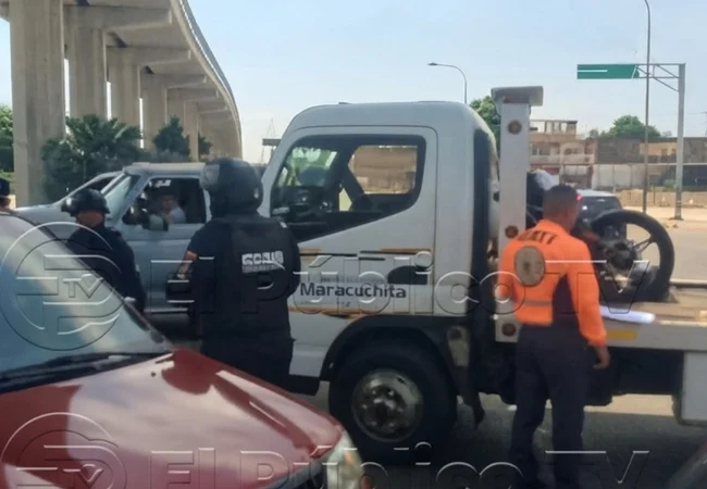 Mujer fallece y joven resultó herido tras colisión entre moto y auto en Sabaneta