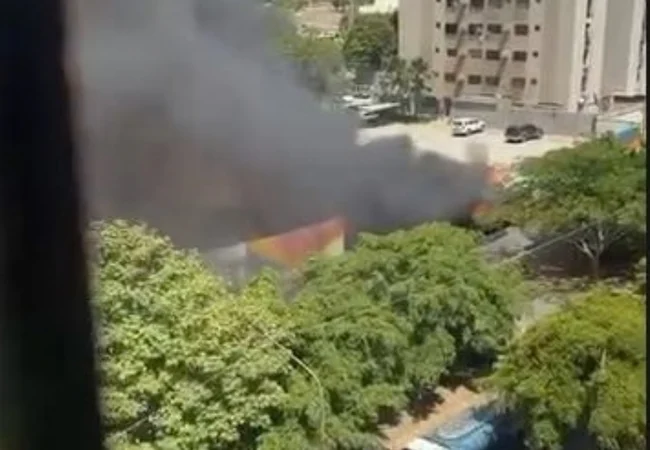 Camión se incendió en plena vía principal de la urbanización Ciudadela Faría