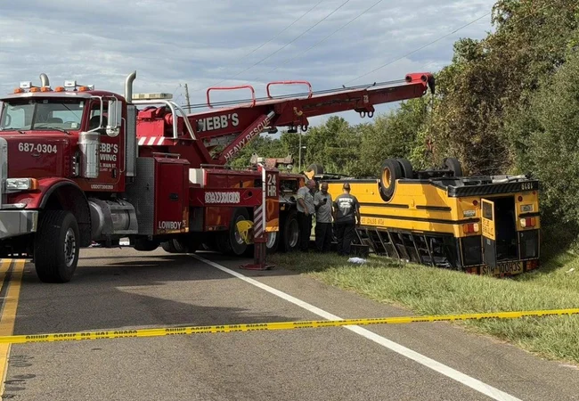 Dos muertos y varios heridos por volcamiento de autobús escolar en Florida