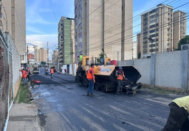 Alcaldía de Maracaibo recuperó vialidad en las calles 64 y 65 de Olegario Villalobos con la colocación de 500 toneladas de asfalto