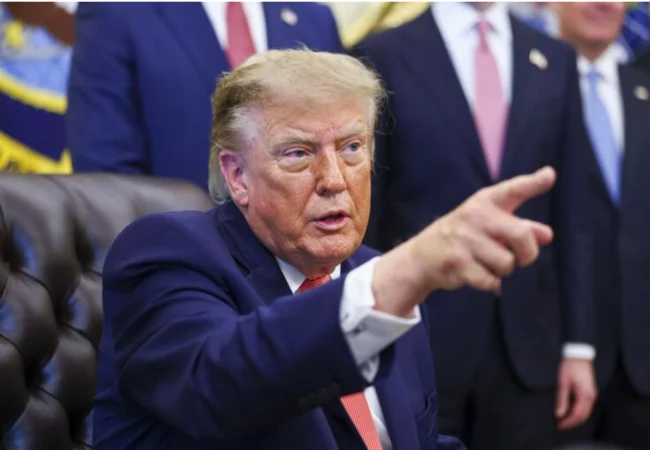 Trump estalla contra un periodista británico en la oficina Oval: “¡Cállate! ¿Eres un enfermo?”