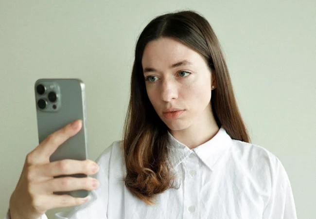 Por qué te piden DNI y selfie al abrir una cuenta desde el celular