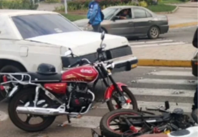 Sano y salvo de milagro: Motorizado sobrevive después de impactar contra un vehículo en San Francisco