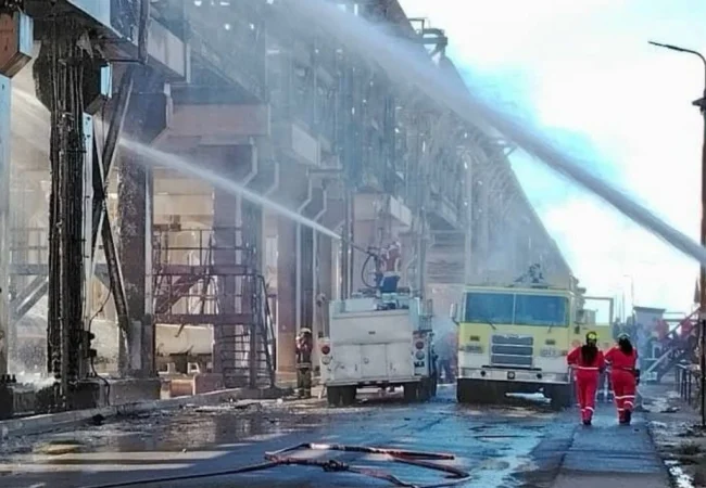 Controlan en su totalidad incendio registrado en la Refinería Cardón