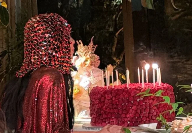 Kim Kardashian celebra sus 46 años con un lujoso festejo estilo bosque encantado y vestida de Paco Rabanne