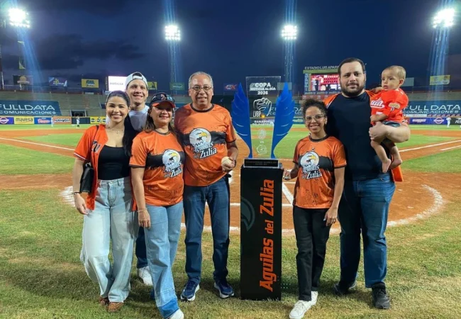 Julio Reyes realizó el primer pitcheo de la Copa Noticia al Día en un emotivo acto desde el nido aguilucho