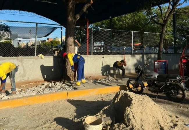 Alcaldía de Maracaibo sustituye colectores en la Plaza Astolfo Romero y repara tuberías en San Miguel
