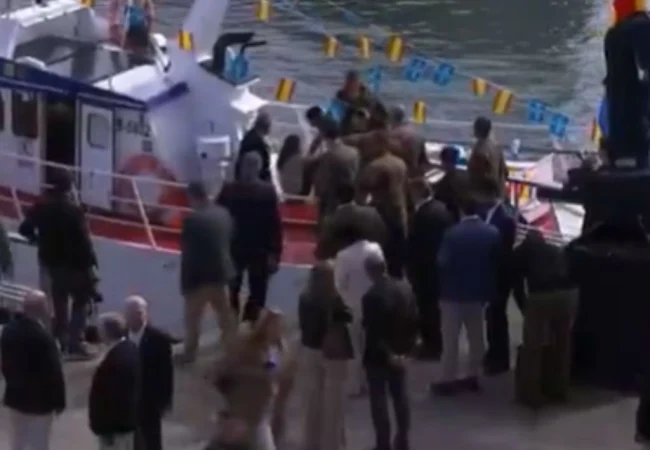 La reina Letizia resbala y cae sentada en la cubierta de una embarcación en Asturias